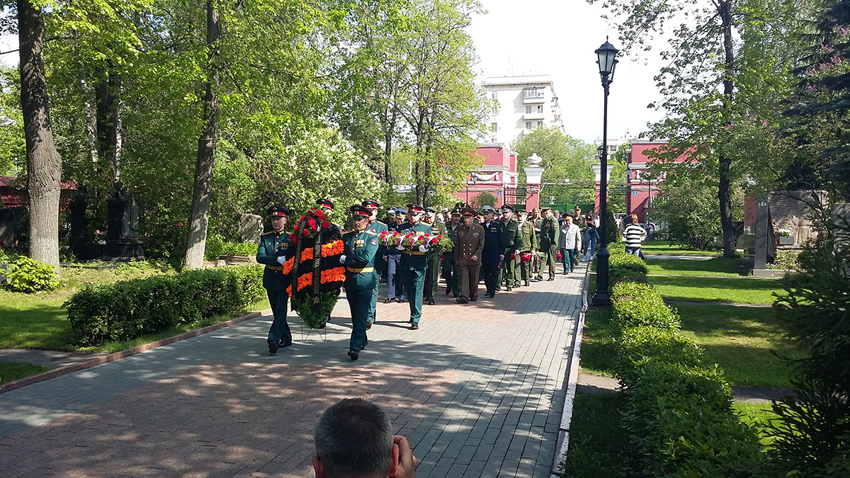 Возложение цветов на Новодевичьем кладбище